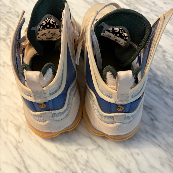 Men’s Nike LeBron 19 Minneapolis Lakers Sneakers - Picture 4 of 4